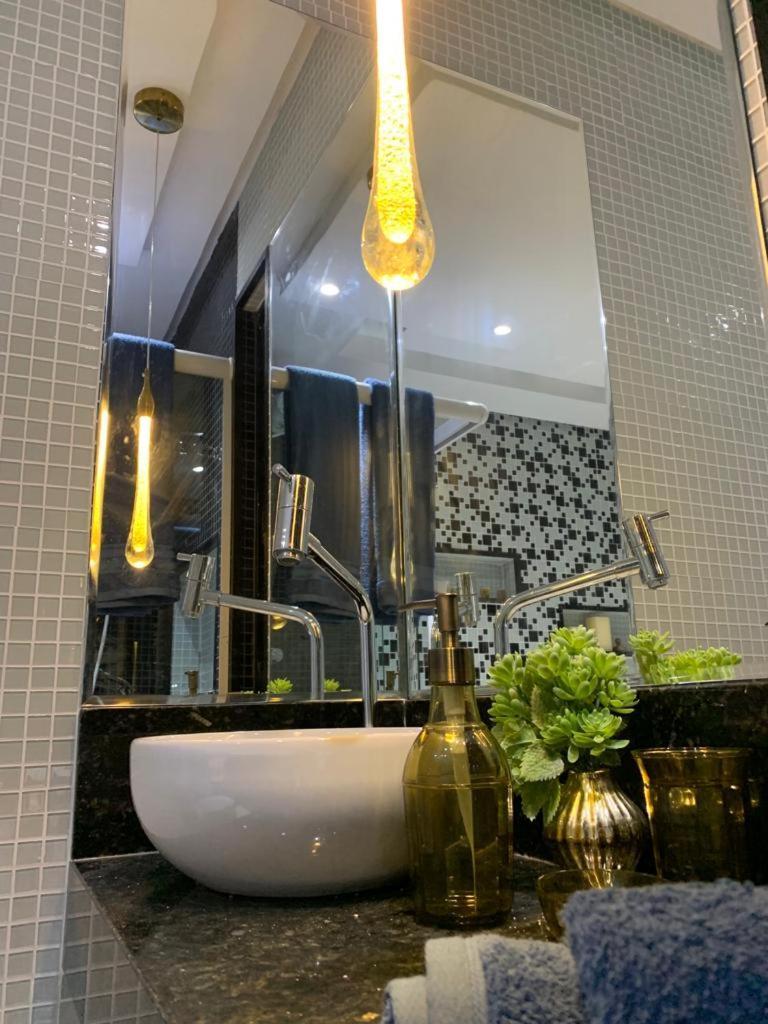 Maravilhoso Apartamento 2 Quartos Com Ofuro Porto Da Barra Salvador Summer Barra Flat Bagian luar foto